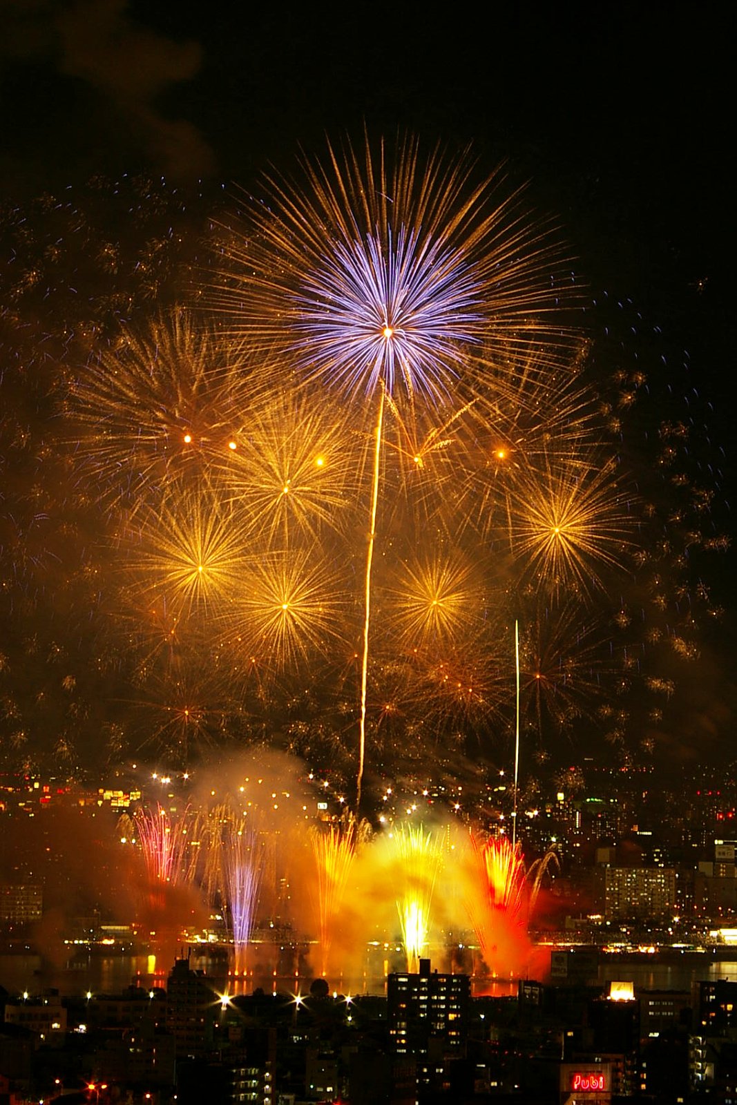 2008年8月、夏開催時代の淀川花火大会の打ち上げの様子