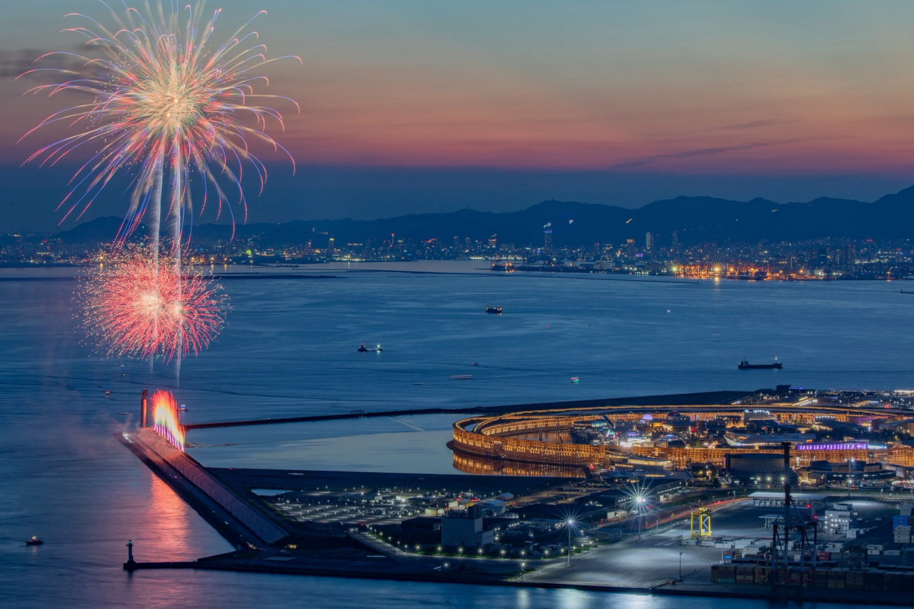大屋根リングと花火が彩る万博会場