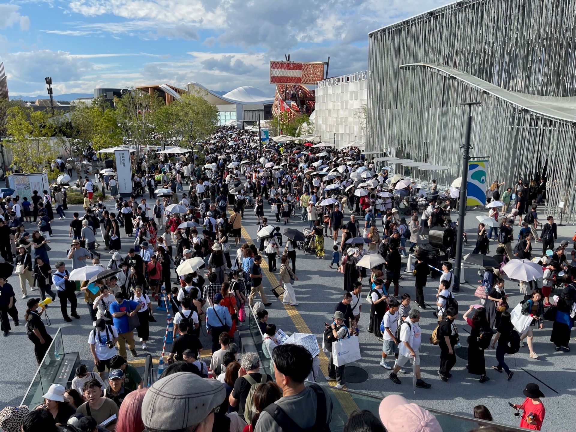 万博会場のにぎわい